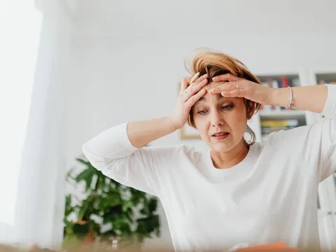 Genç bir kadın kliniğe giren sıcak ateş basması hissederken