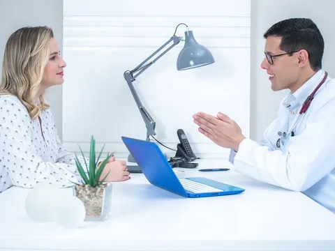 Elli yaşlarında bir kadın doktoruyla sohbet ediyor
