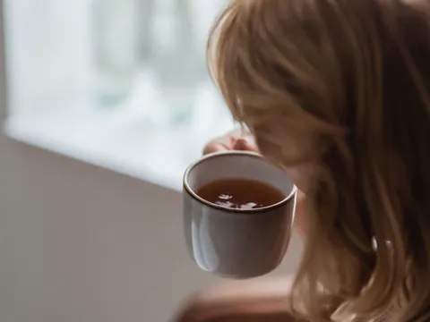 Orta yaş kadın rahat bir ortamda dinlenirken