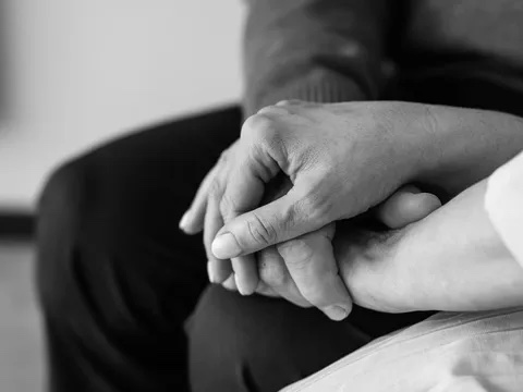 Kadın hastalıkları kliniğinde mahrem ve destekleyici bir muayene ortamı